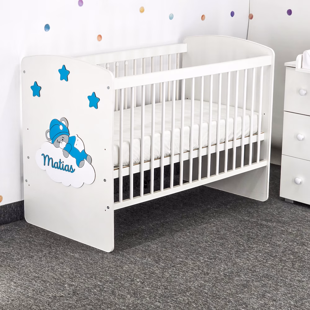 Pătuţ din lemn pentru bebe, personalizat ursulet pe nor albastru azur