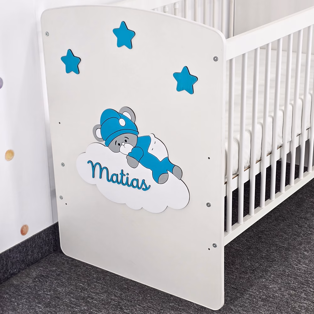 Pătuţ din lemn pentru bebe, personalizat ursulet pe nor albastru azur