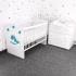 Pătuţ din lemn pentru bebe, personalizat ursulet pe nor albastru azur