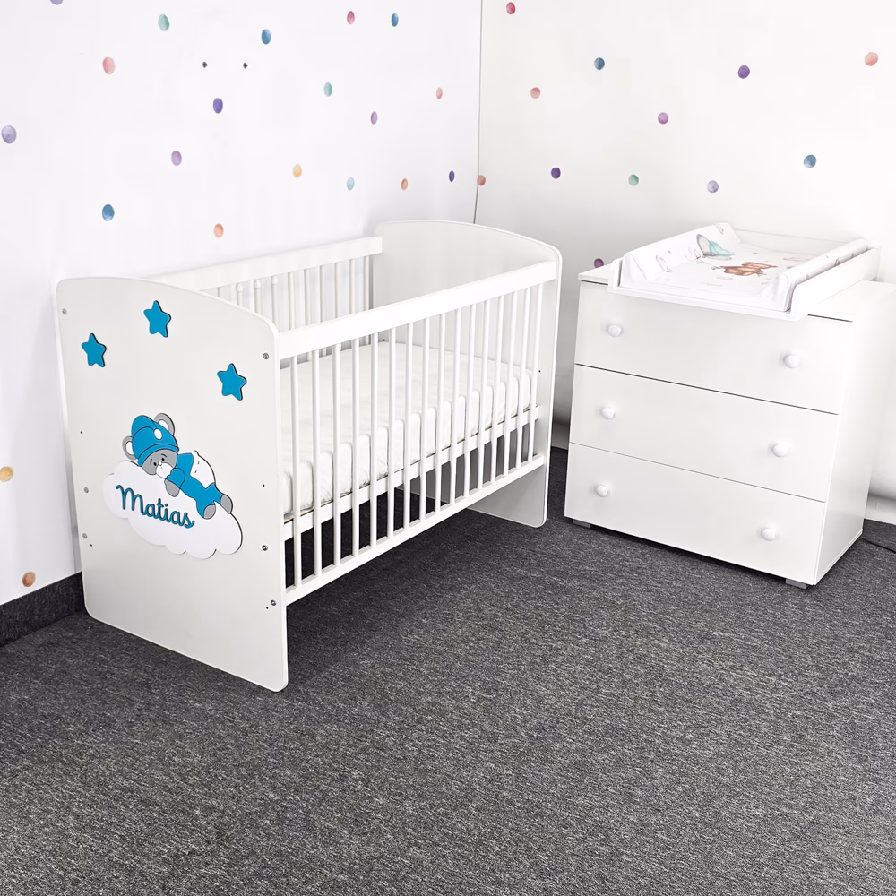 Pătuţ din lemn pentru bebe, personalizat ursulet pe nor albastru azur