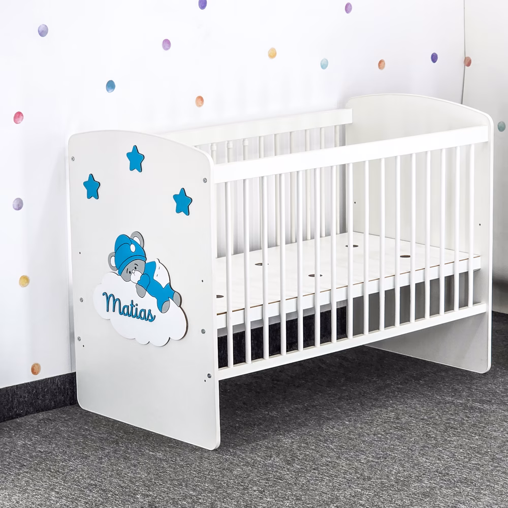 Pătuţ din lemn pentru bebe, personalizat ursulet pe nor albastru azur
