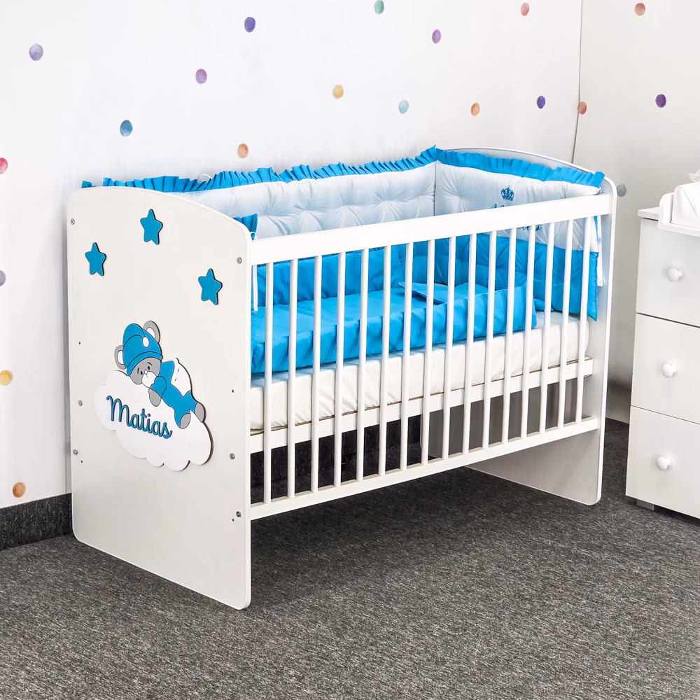 Pătuţ din lemn pentru bebe, personalizat ursulet pe nor albastru azur