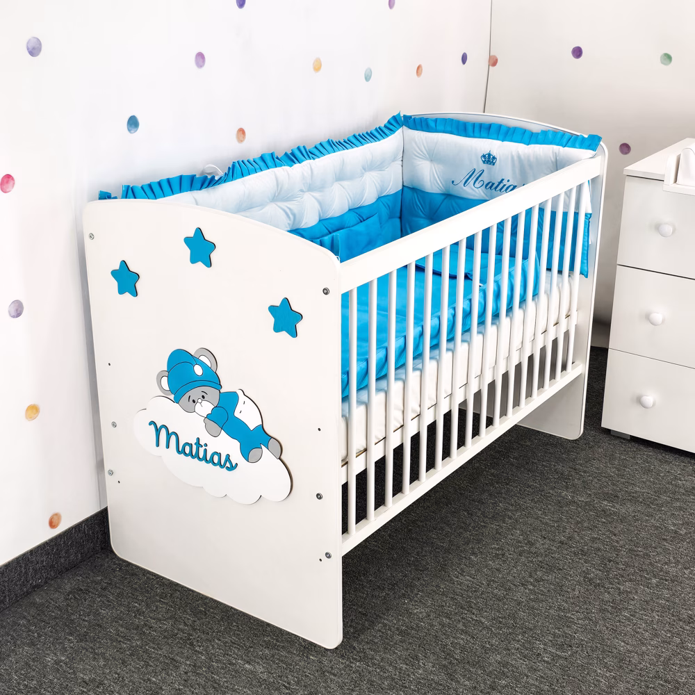 Pătuţ din lemn pentru bebe, personalizat ursulet pe nor albastru azur