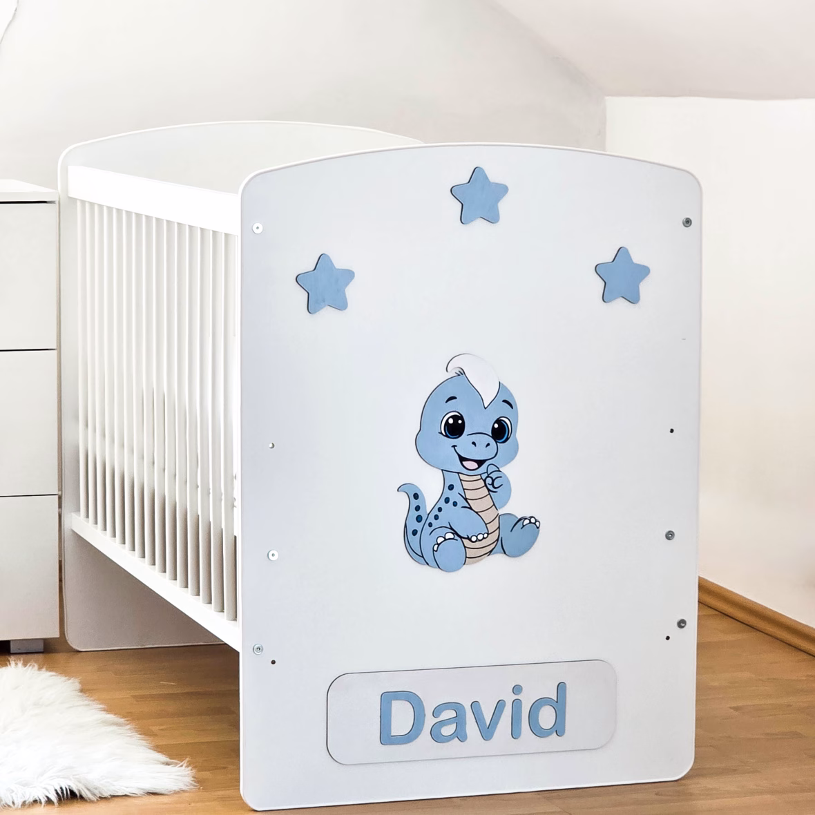 Pătuț bebe personalizat – model Dinozaur albastru