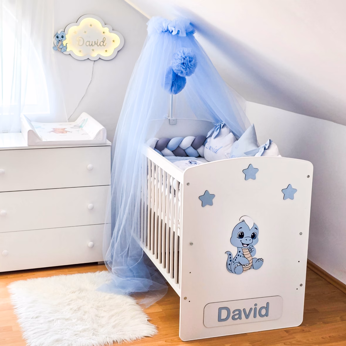 Pătuț bebe personalizat – model Dinozaur albastru